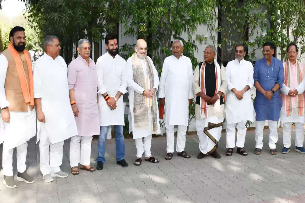 बिहार में चुनावी गठबंधन की जटिलताएँ: छोटी पार्टियों का दबाव बढ़ा