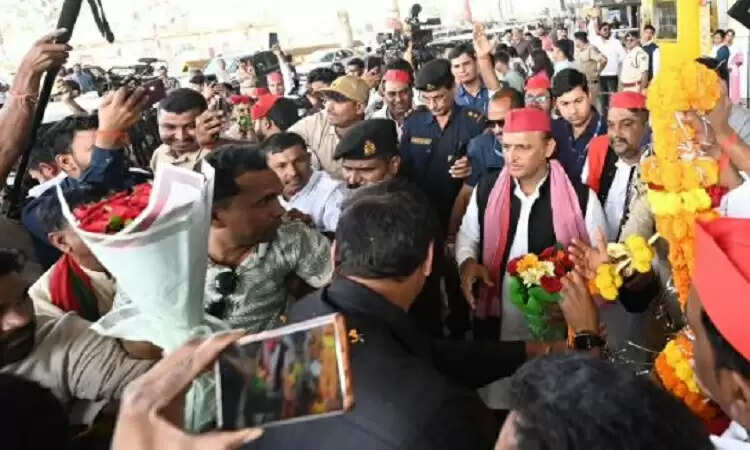 अखिलेश यादव का रायपुर दौरा: बिहार में महागठबंधन की जीत का जश्न