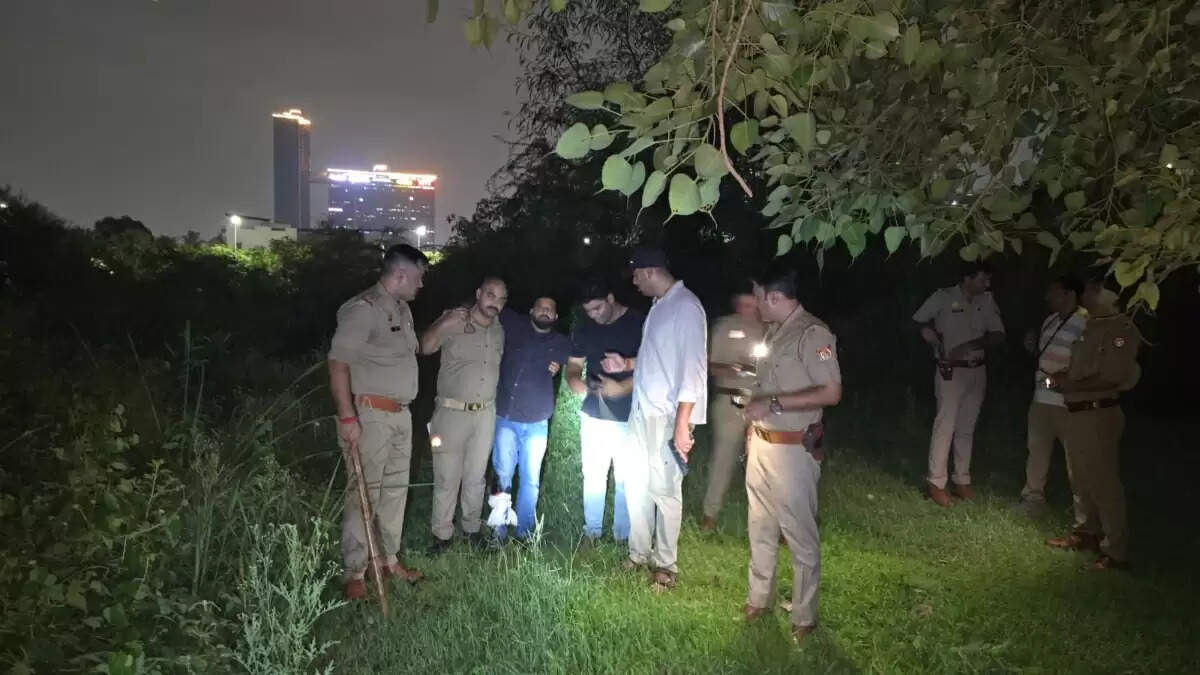 नोएडा में पुलिस मुठभेड़ में शातिर लुटेरा गिरफ्तार