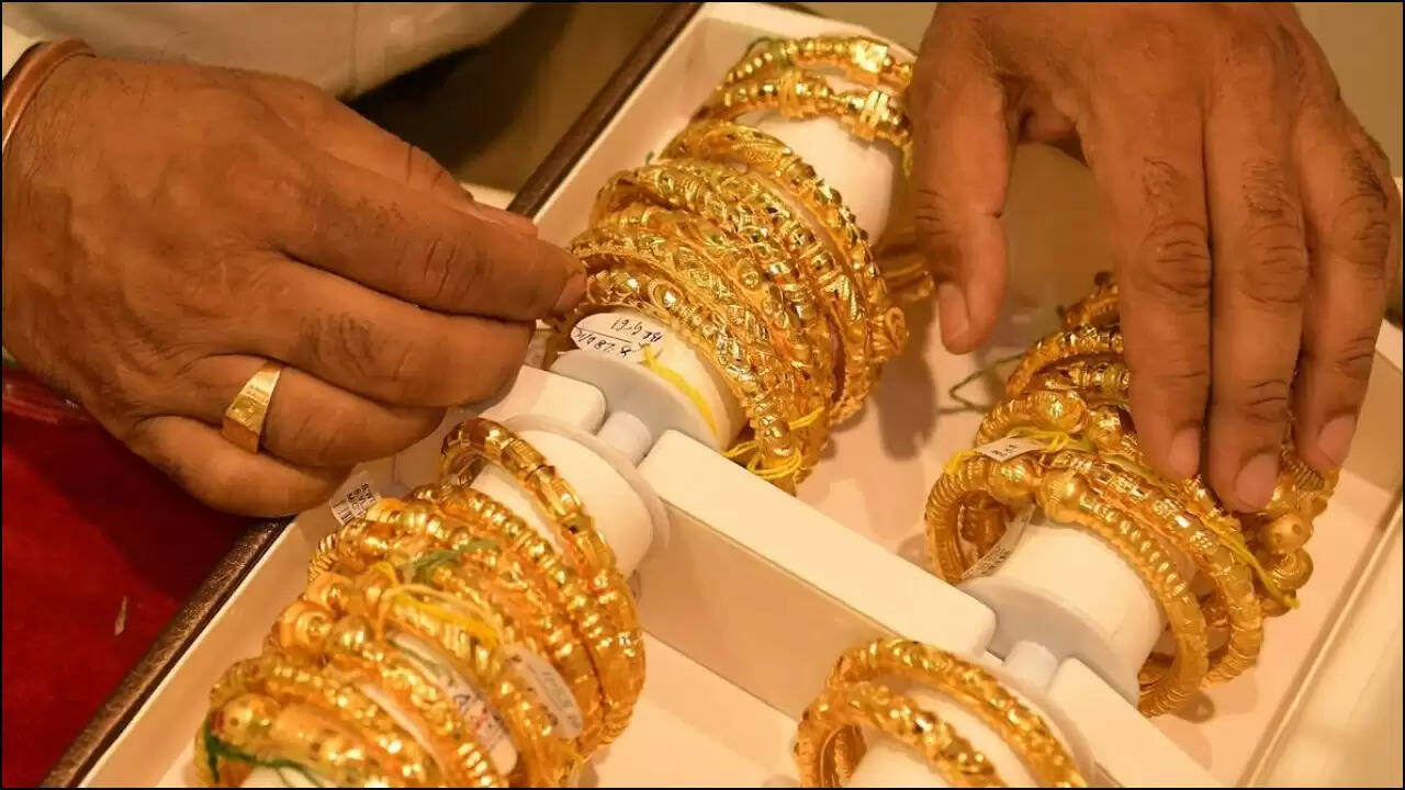 सोने और चांदी की कीमतों में गिरावट: जानें ताजा रेट्स