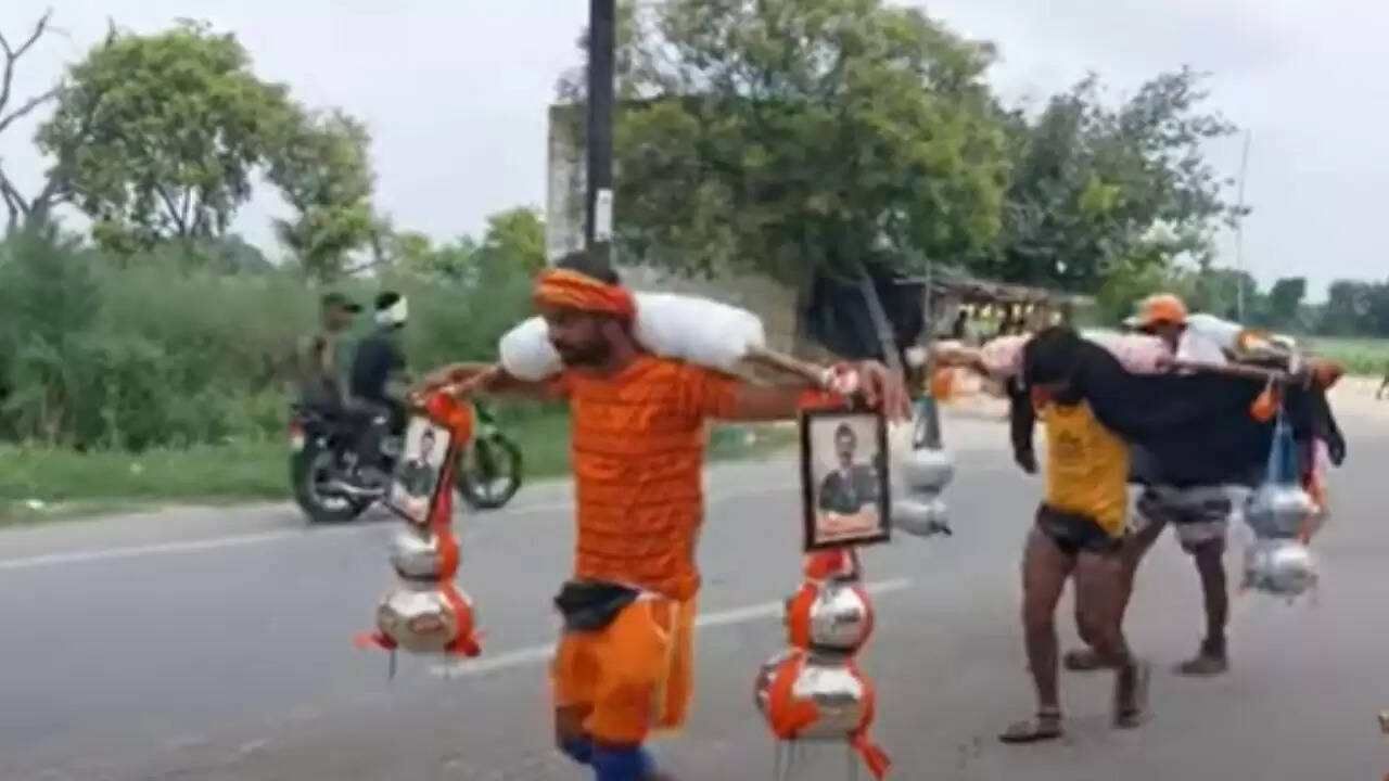 उत्तर प्रदेश के पिता ने डॉक्टर को बनाया भगवान, कांवड़ यात्रा में किया अनोखा सम्मान
