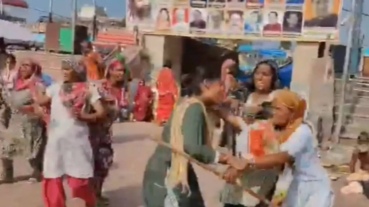 हापुड़ में महिला सफाईकर्मियों के बीच पैसों के विवाद ने मचाई अफरा-तफरी