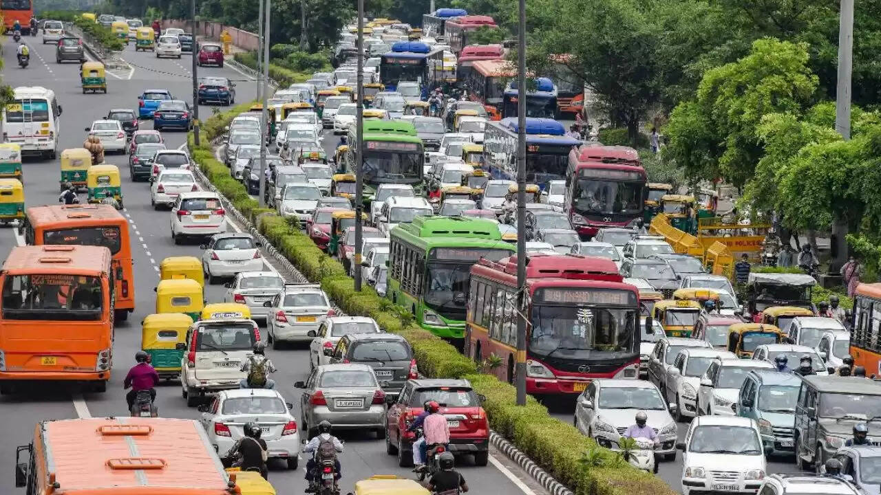 दिल्ली में वायु प्रदूषण से लड़ने के लिए नई नीति: कमर्शियल वाहनों के लिए BS6, CNG और इलेक्ट्रिक अनिवार्य