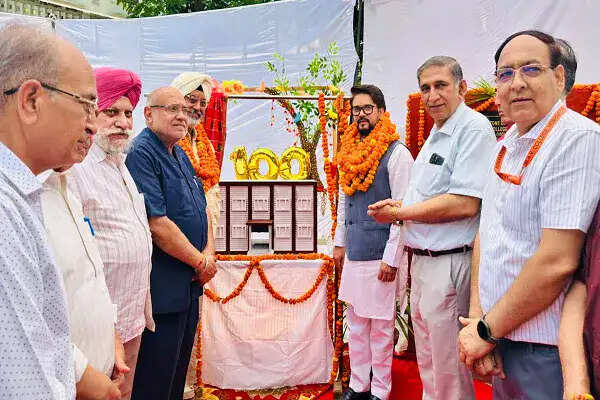 अनुराग ठाकुर ने होशियारपुर में डीएवी कॉलेज के शताब्दी समारोह में भाग लिया