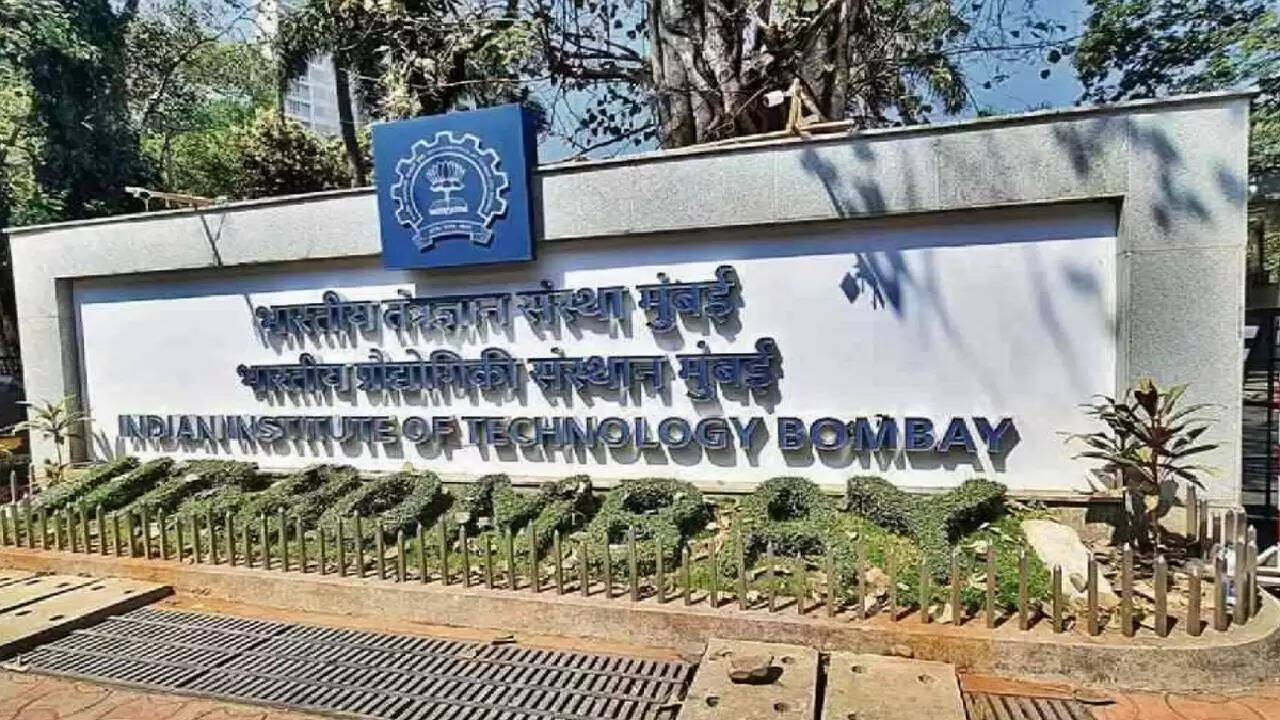 भारत में डॉक्टरों और IIT छात्रों के बीच सेवा बंधन की असमानता पर चर्चा