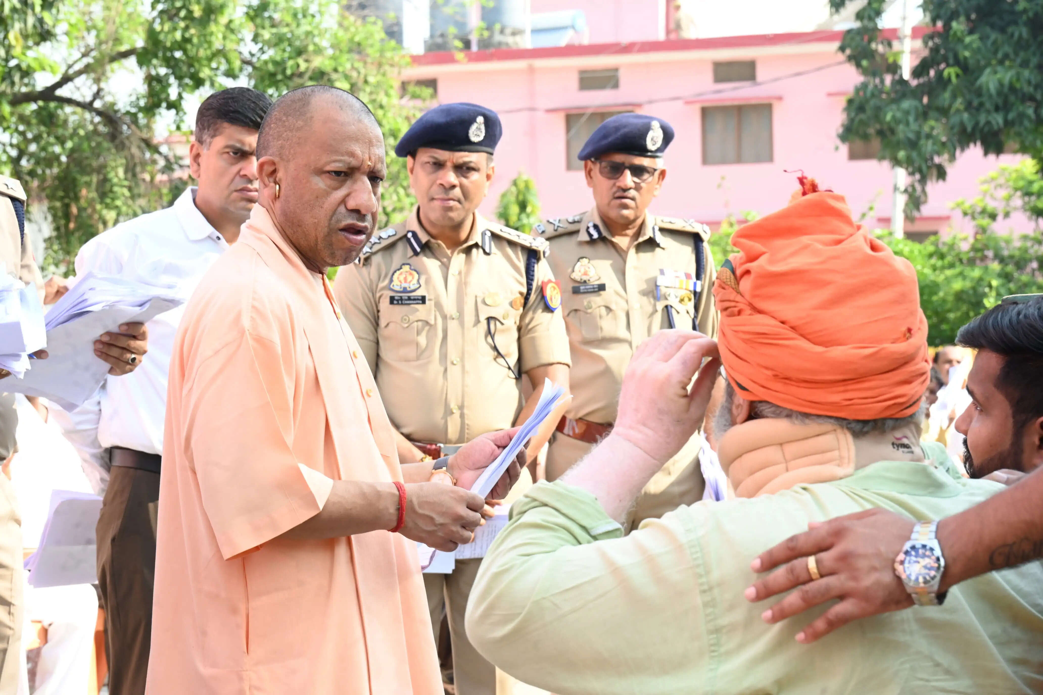 मुख्यमंत्री योगी आदित्यनाथ ने गोरखनाथ मंदिर में 200 फरियादियों की समस्याएं सुनीं