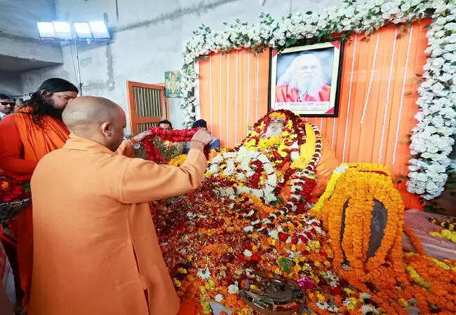 योगी आदित्यनाथ ने अयोध्या में वेदांती महाराज को श्रद्धांजलि अर्पित की