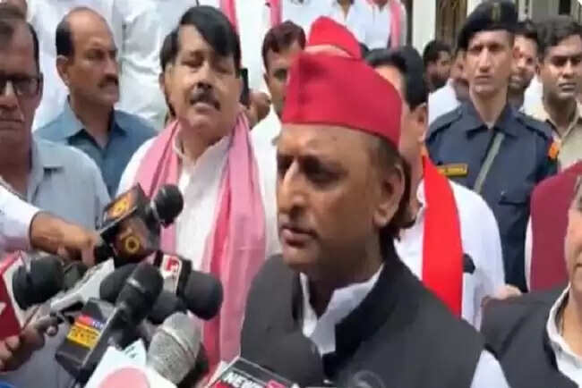 अखिलेश यादव ने चुनाव आयोग पर उठाए सवाल, 18 हजार वोटों के मामले में कार्रवाई की मांग