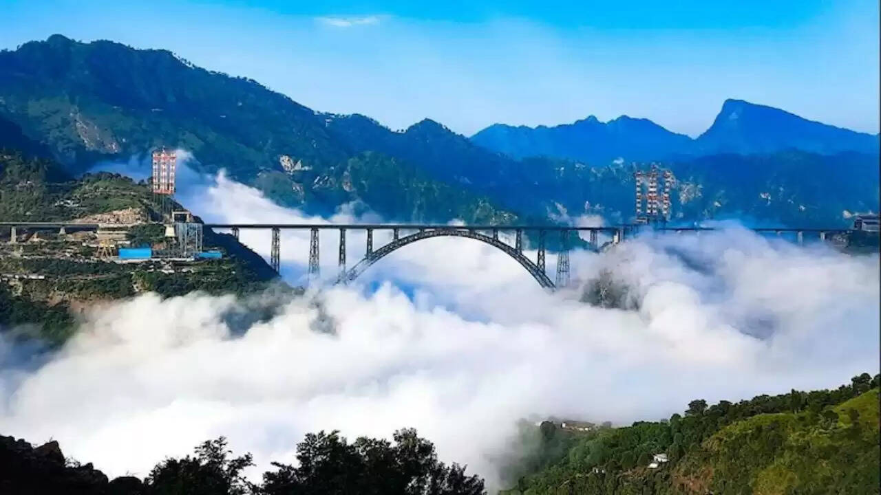 प्रधानमंत्री मोदी का जम्मू-कश्मीर दौरा: चेनाब ब्रिज और वंदे भारत ट्रेन का उद्घाटन
