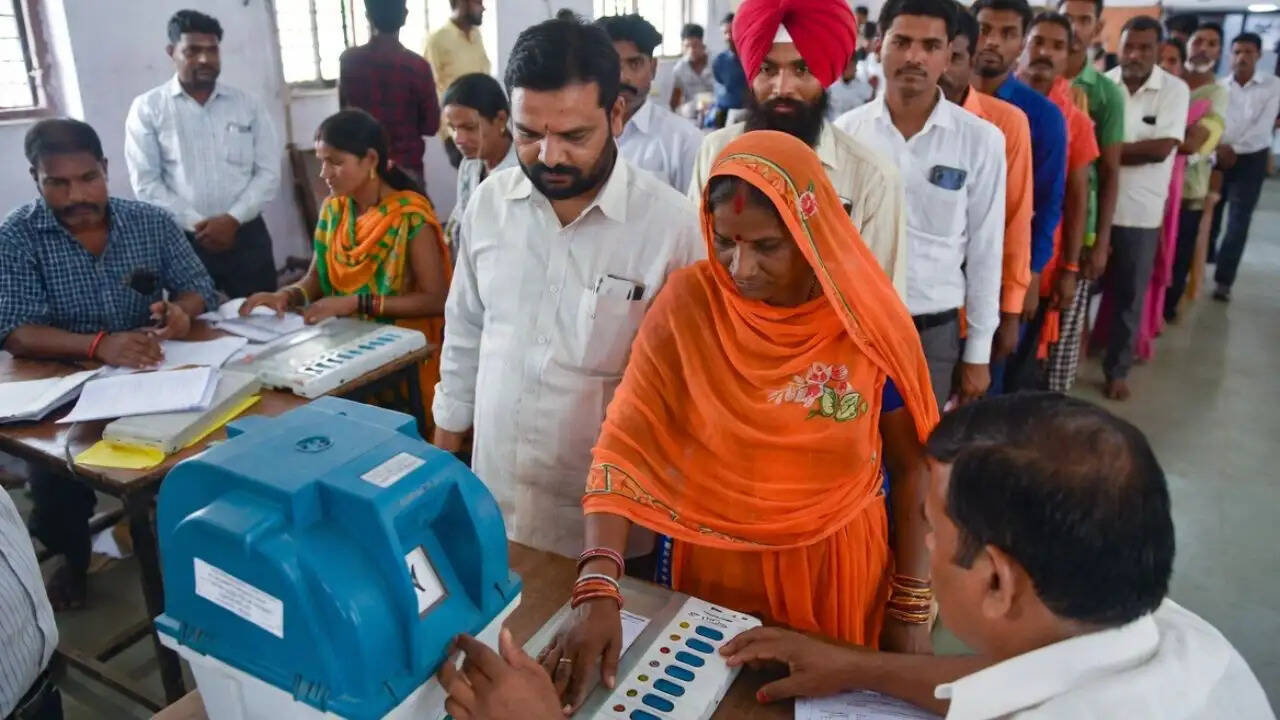 दीनानगर में पुनर्मतदान की तैयारी, तकनीकी समस्याओं के कारण चुनाव प्रभावित