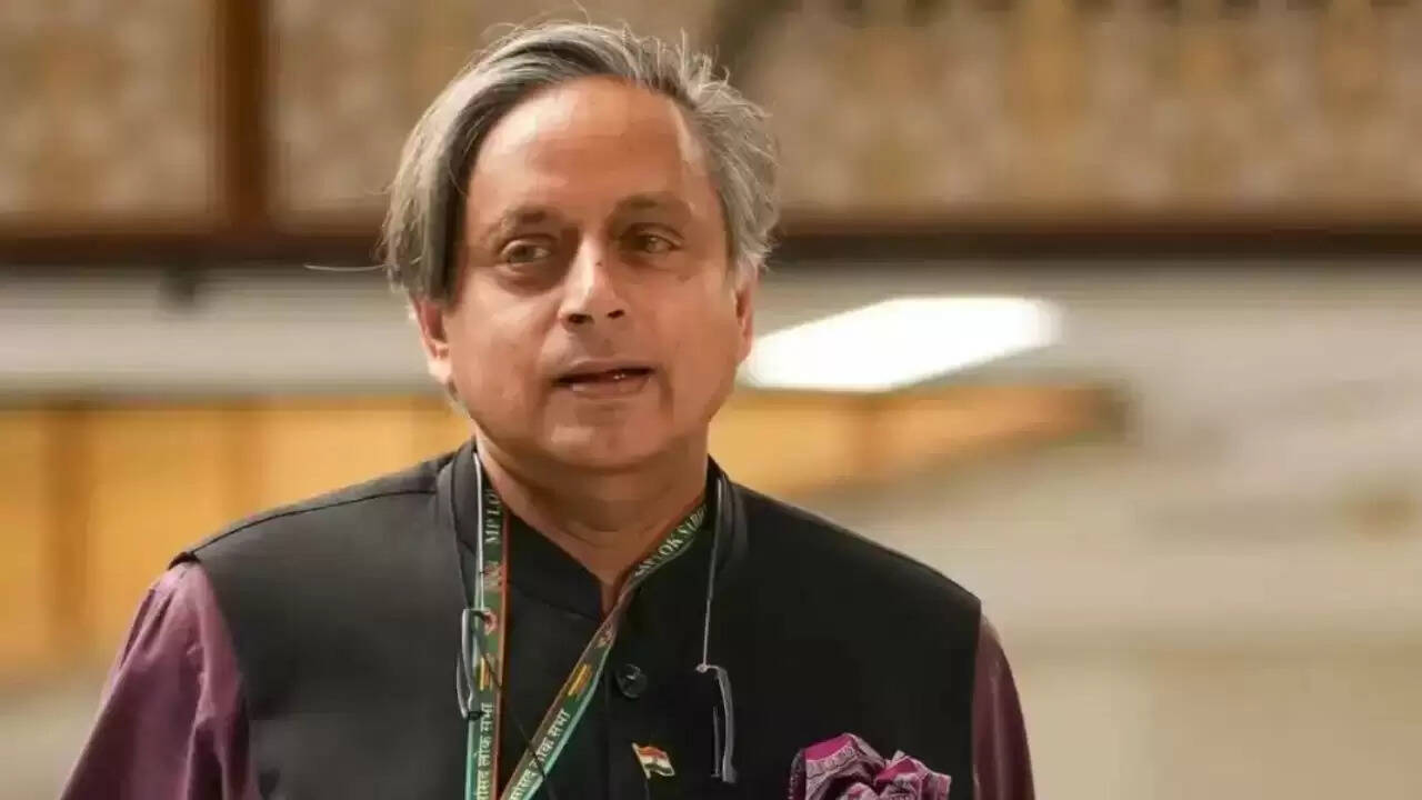 शशि थरूर ने कांग्रेस नेताओं की आलोचना का दिया जवाब