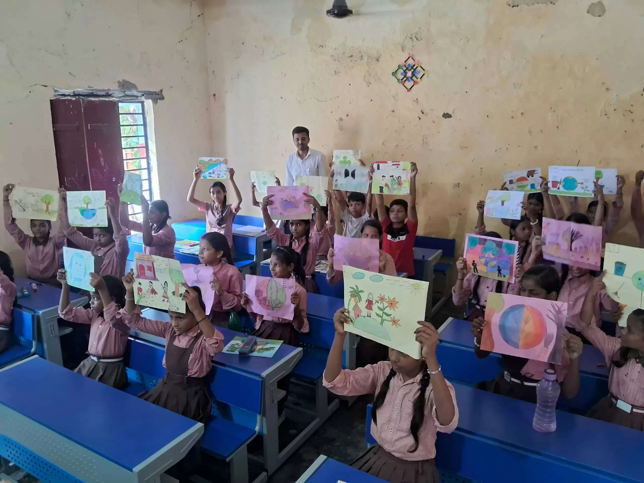 नौतनवा में स्वच्छता थीम पर चित्रकला प्रतियोगिता का आयोजन