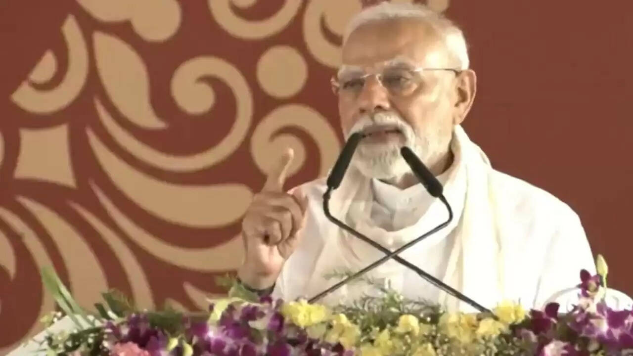 प्रधानमंत्री मोदी ने वाराणसी में विकास परियोजनाओं का उद्घाटन किया