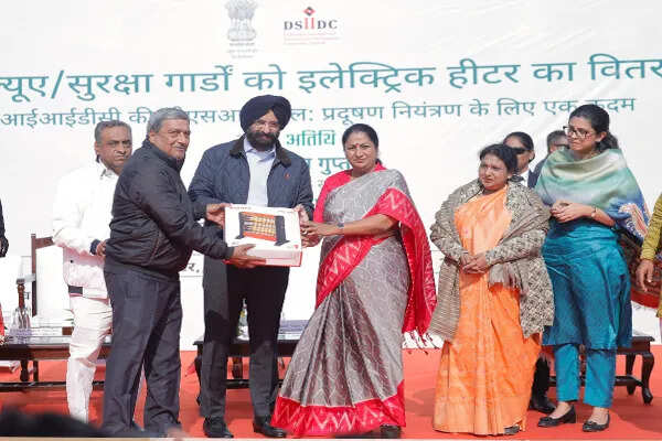 दिल्ली में प्रदूषण नियंत्रण के लिए सीएम ने चौकीदारों को दिए इलेक्ट्रिक हीटर