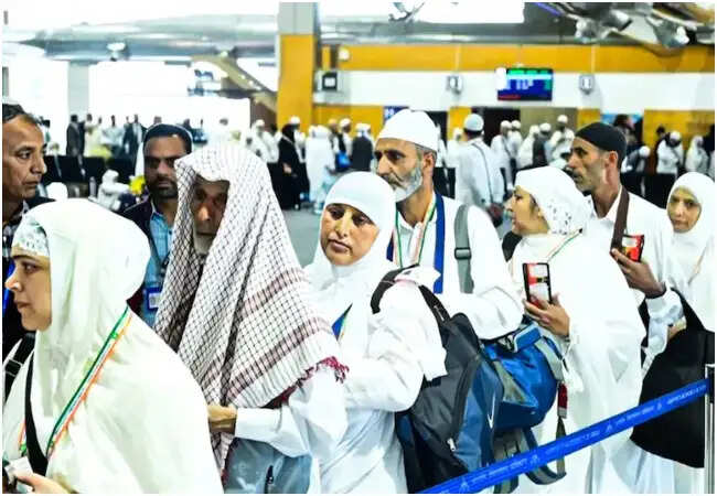 हज यात्रा पर किराए में 10,000 रुपये की वृद्धि, विपक्ष ने किया विरोध