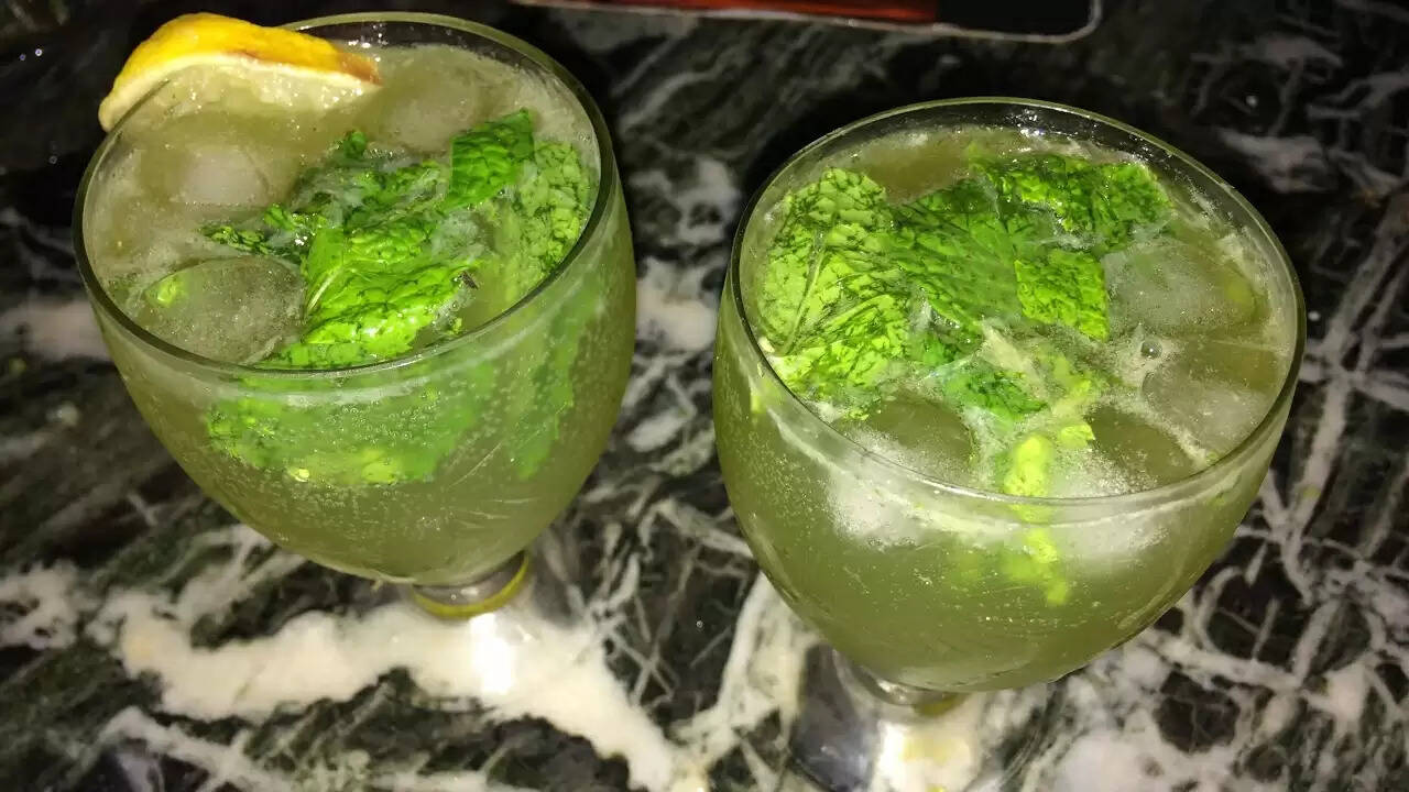 गर्मी में तरावट लाने वाली पुदीने की शिकंजी बनाने की आसान विधि