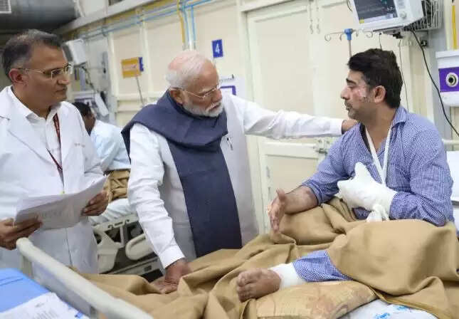 प्रधानमंत्री मोदी ने दिल्ली कार ब्लास्ट के घायलों से की मुलाकात