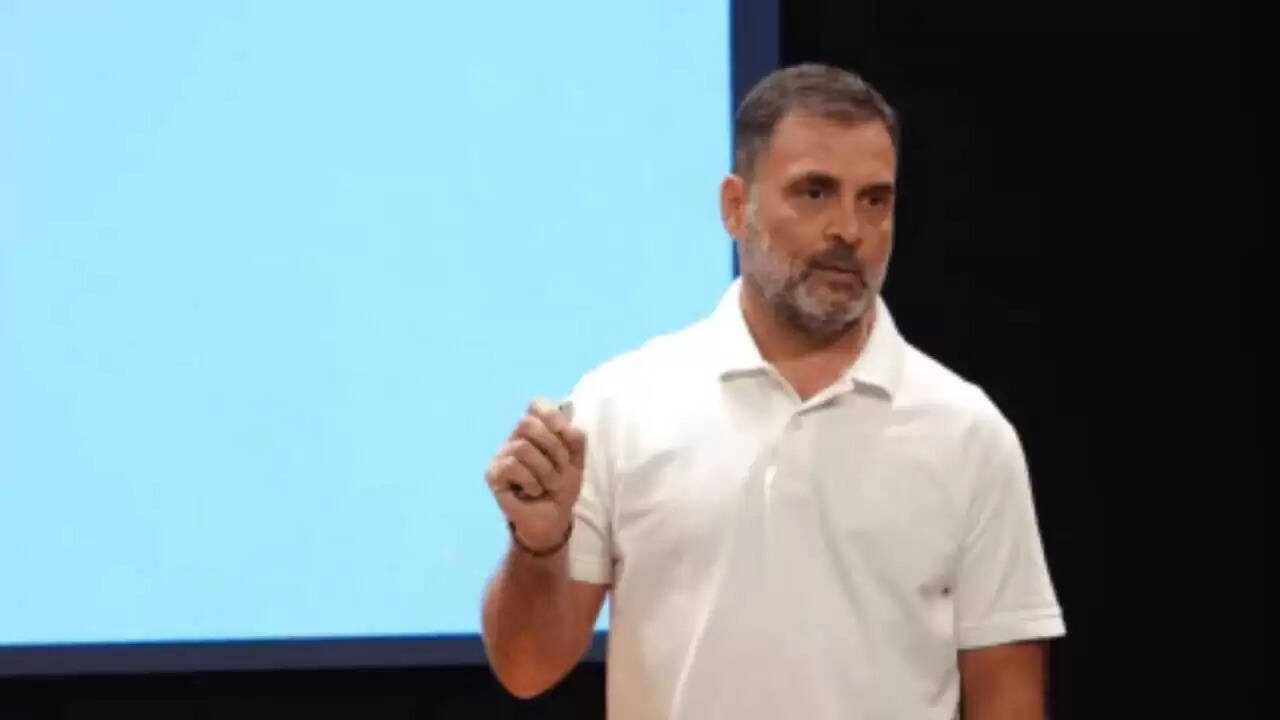 राहुल गांधी की प्रेस कॉन्फ्रेंस में दिखा एक नागरिक का नंबर, अब परेशान हैं अंजनी मिश्रा