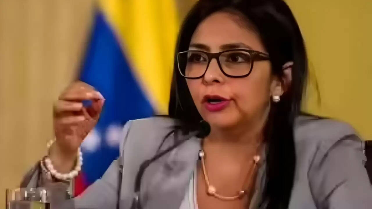 वेनेजुएला में राजनीतिक भूचाल: उपराष्ट्रपति डेल्सी रोड्रिग्ज संभालेंगी अंतरिम राष्ट्रपति की कमान