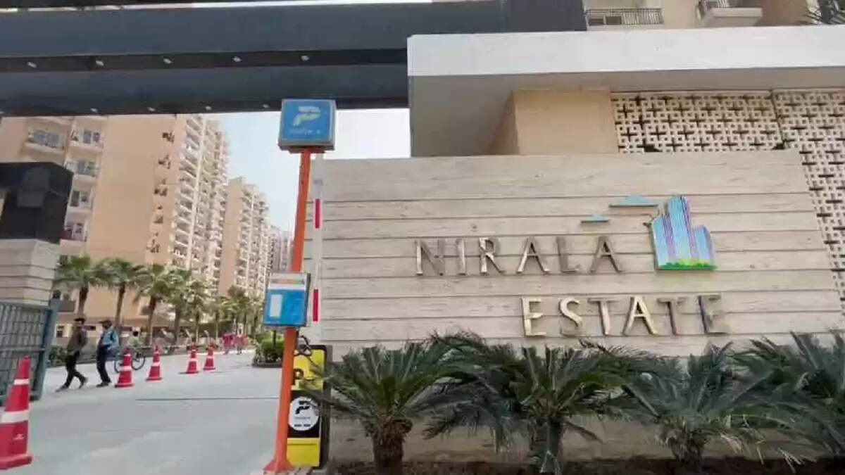 ग्रेटर नोएडा वेस्ट की सोसायटी में पानी रिसाव से खतरा, निवासियों में चिंता