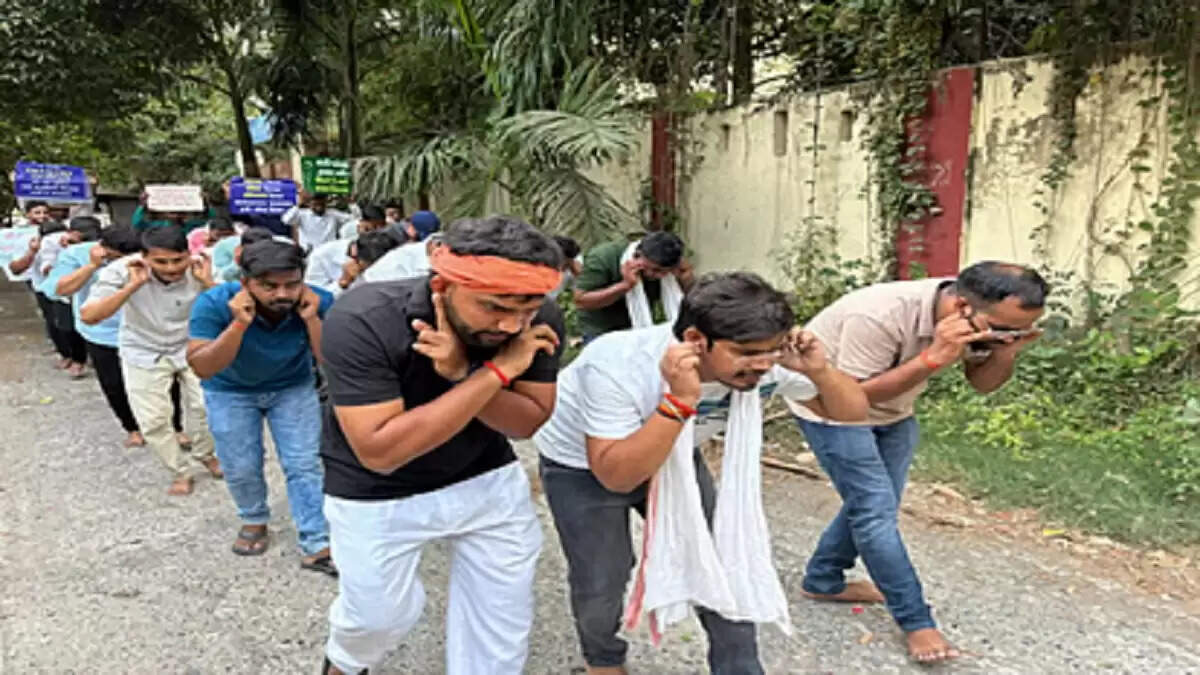 प्रयागराज में डीएलएड छात्रों का अनोखा प्रदर्शन, शिक्षक भर्ती की मांग