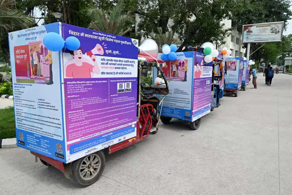 बिहार में मतदाता सूची के पुनरीक्षण पर चुनाव आयोग की नई नीति पर सवाल