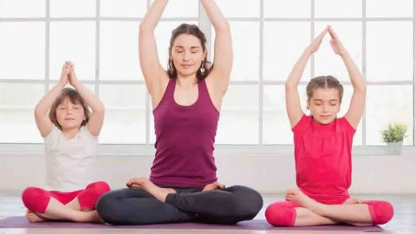 बच्चों के स्वास्थ्य के लिए योगासन: घर पर रहकर कैसे रखें उन्हें तंदुरुस्त