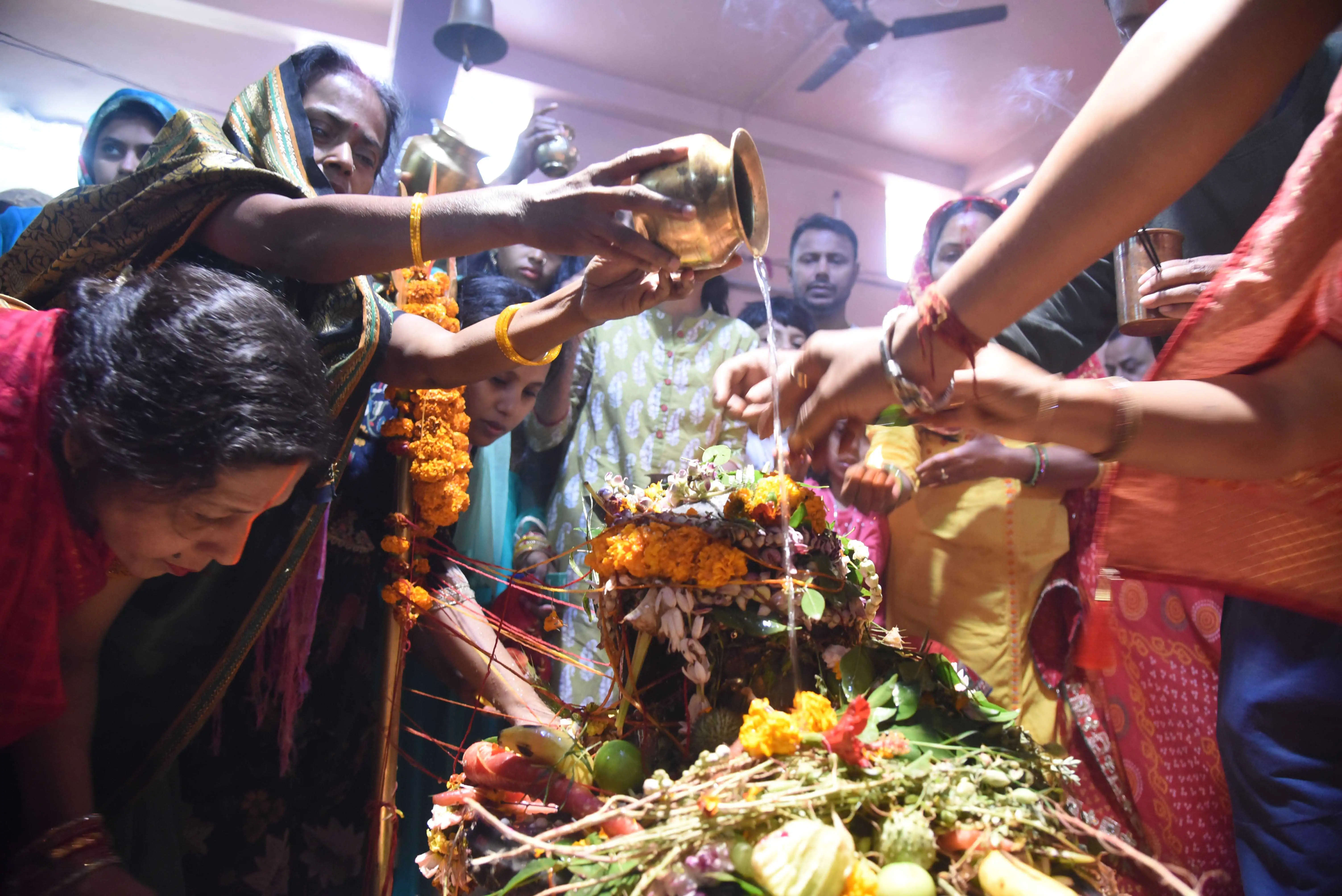 महाशिवरात्रि के मौका पर शिव मंदिर में पूजा अर्चना करते श्रद्धालु