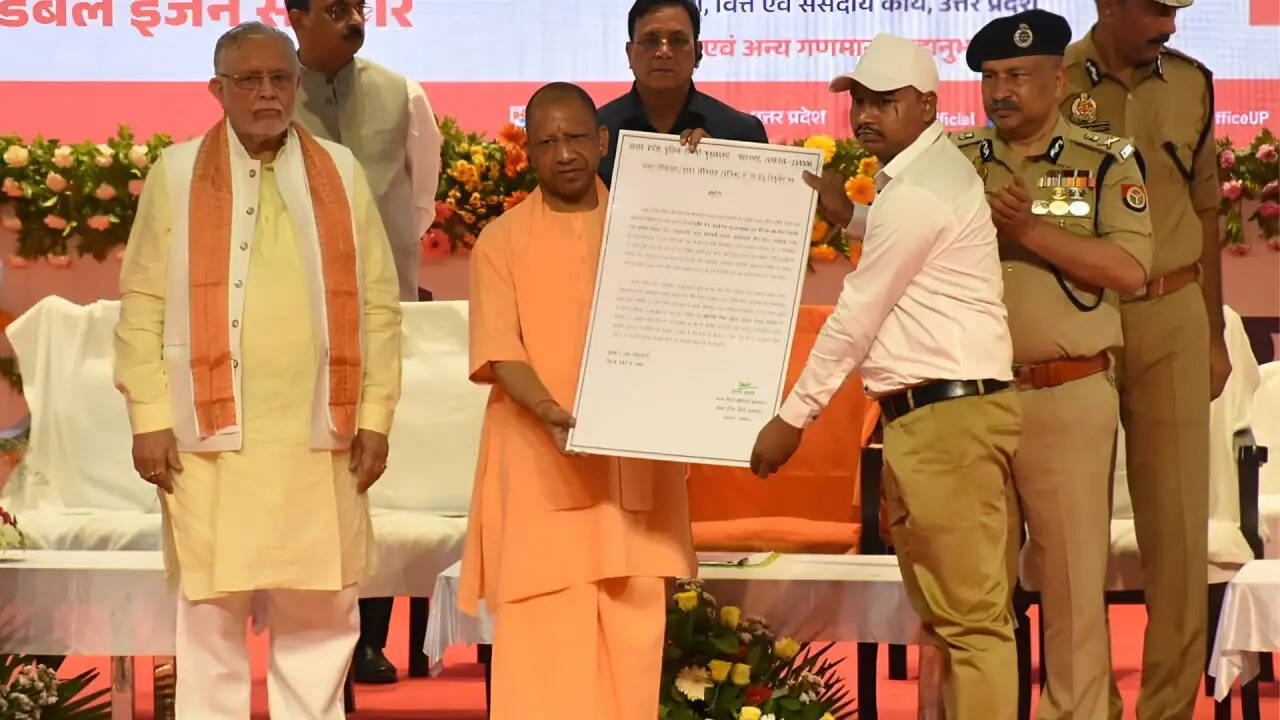 योगी आदित्यनाथ का बड़ा ऐलान: यूपी पुलिस में एक लाख नई भर्तियां, युवाओं के लिए सुनहरा अवसर