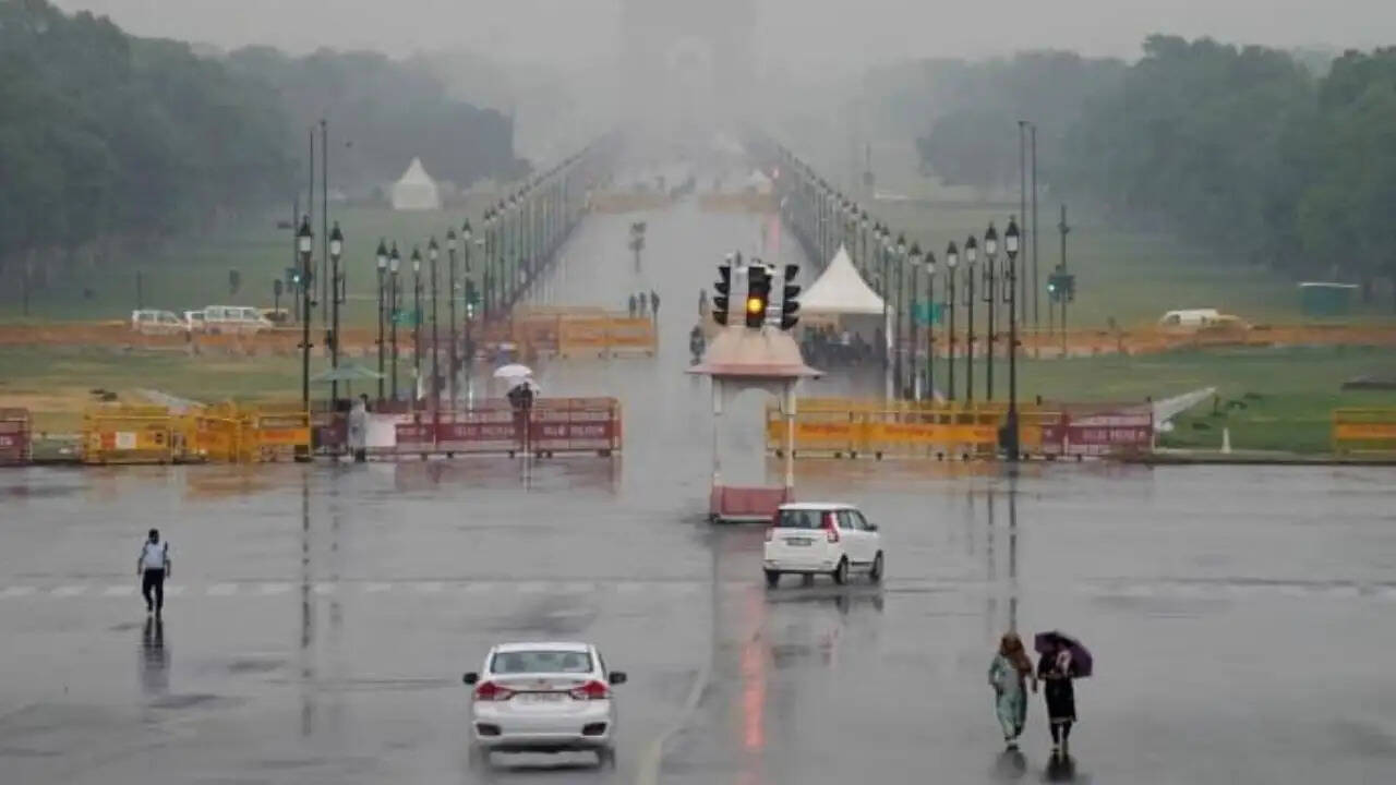 दिल्ली में बारिश से मिली गर्मी से राहत, मौसम में बदलाव