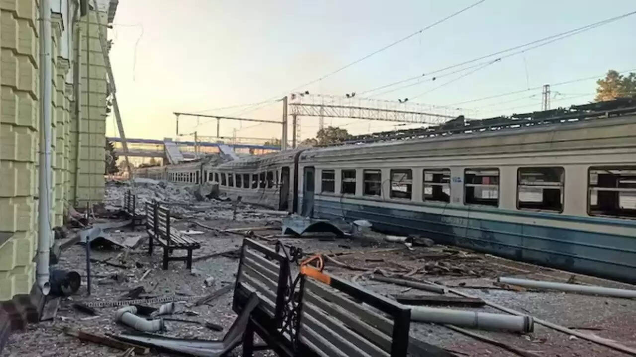रूस-यूक्रेन युद्ध: सुमी में ट्रेन पर हवाई हमला, 30 घायल