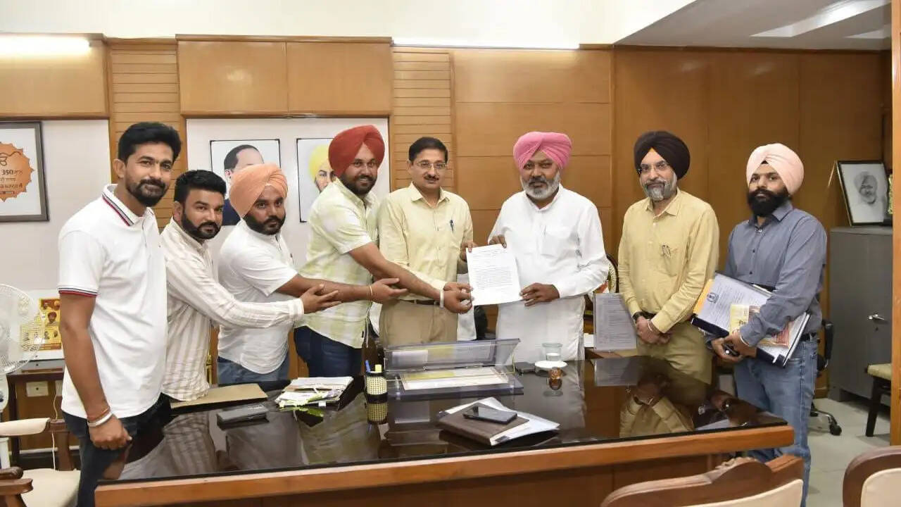 पंजाब के वित्त मंत्री हरपाल सिंह चीमा ने कर्मचारियों की समस्याओं पर की चर्चा