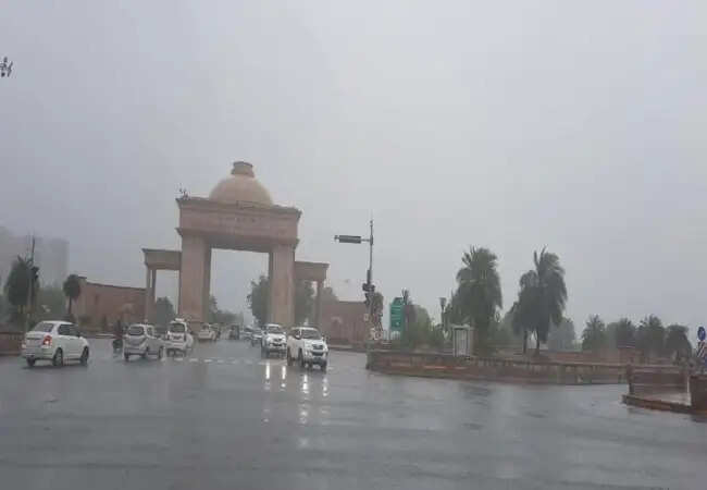 लखनऊ में बारिश ने बदला मौसम, ठंडी हवा से मिली राहत