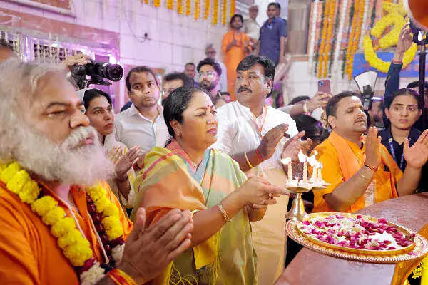 सीएम रेखा गुप्ता ने हनुमान जन्मोत्सव पर की पूजा, दिल्लीवासियों के कल्याण की कामना