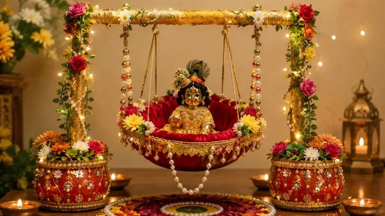 जन्माष्टमी पर लड्डू गोपाल के लिए खुद बनाएं खूबसूरत झूला, जानें आसान तरीका