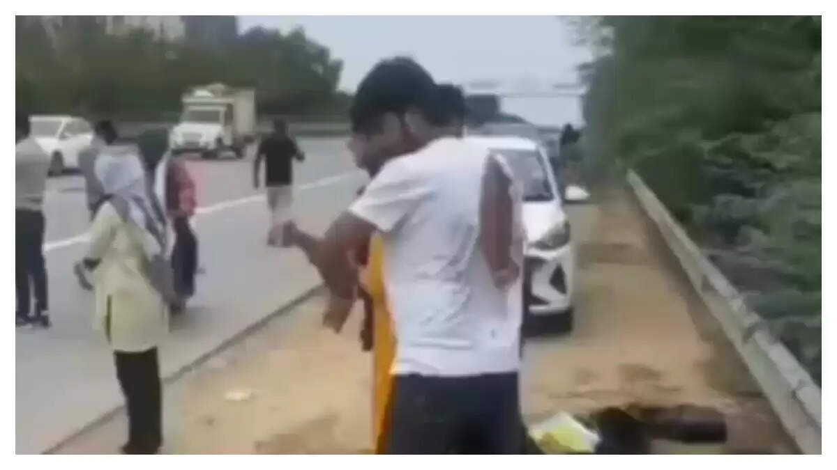 ग्रेटर नोएडा में ईको वैन हादसा: छात्रों की जान बची