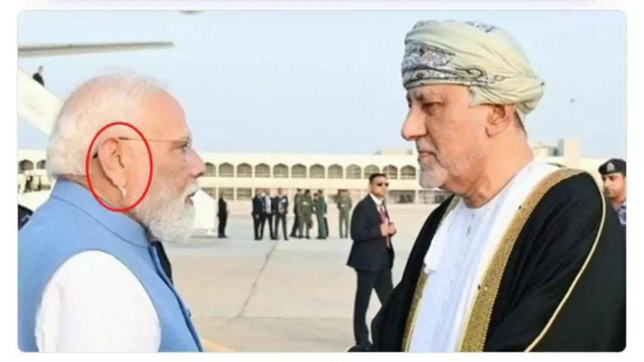 PM Modi की ओमान यात्रा: कान में ट्रांसलेशन डिवाइस ने बढ़ाई चर्चा