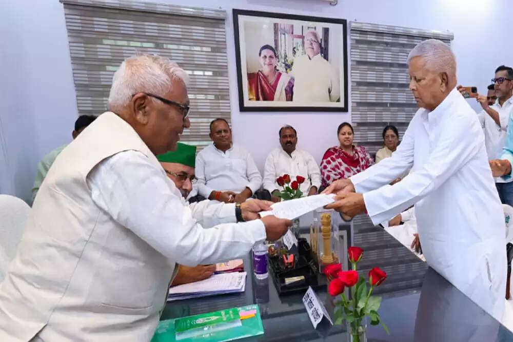 लालू यादव ने राजद के राष्ट्रीय अध्यक्ष पद के लिए नामांकन भरा