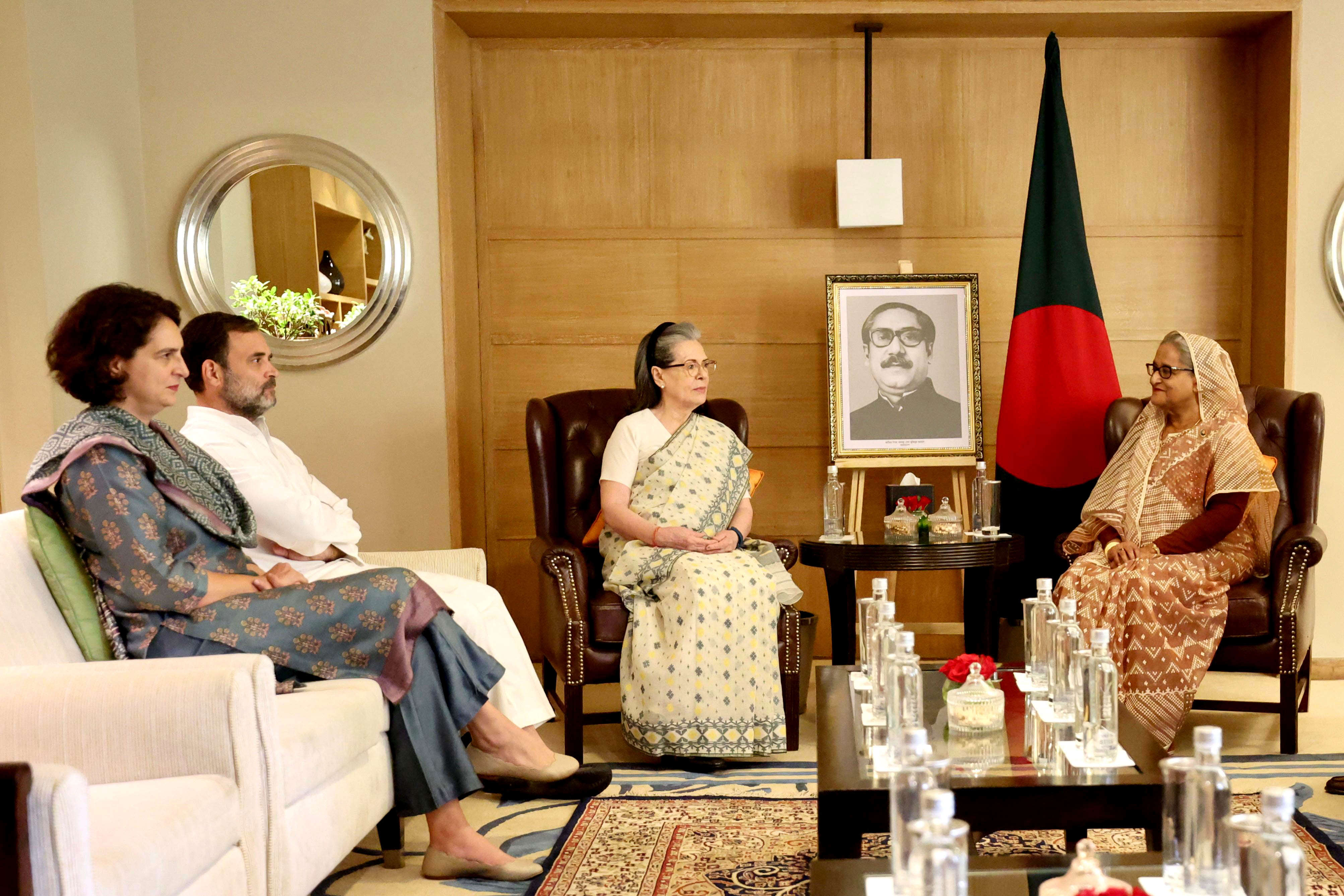 में बांग्लादेश की प्रधानमंत्री शेख हसीना के साथ बैठक के दौरान कांग्रेस नेता सोनिया गांधी