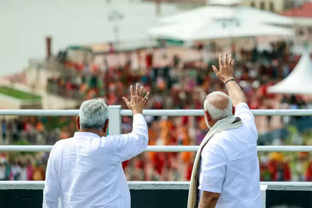 बिहार चुनाव से पहले नीतीश कुमार की लोक लुभावन घोषणाएं