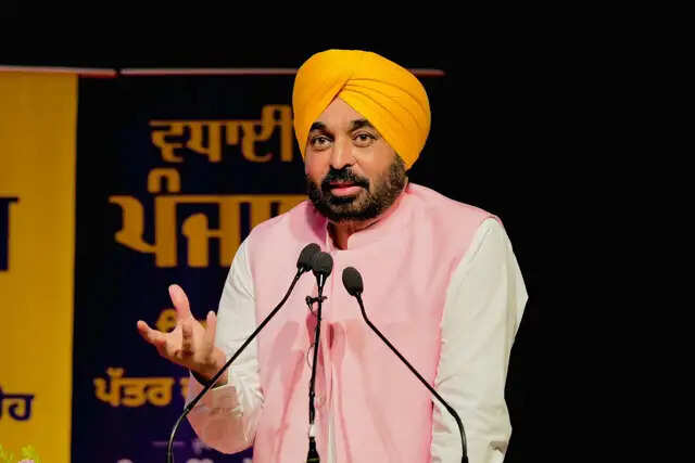 पंजाब के मुख्यमंत्री भगवंत मान पर दिल्ली एयरपोर्ट पर 50 हजार रुपये का जुर्माना: AAP का आरोप