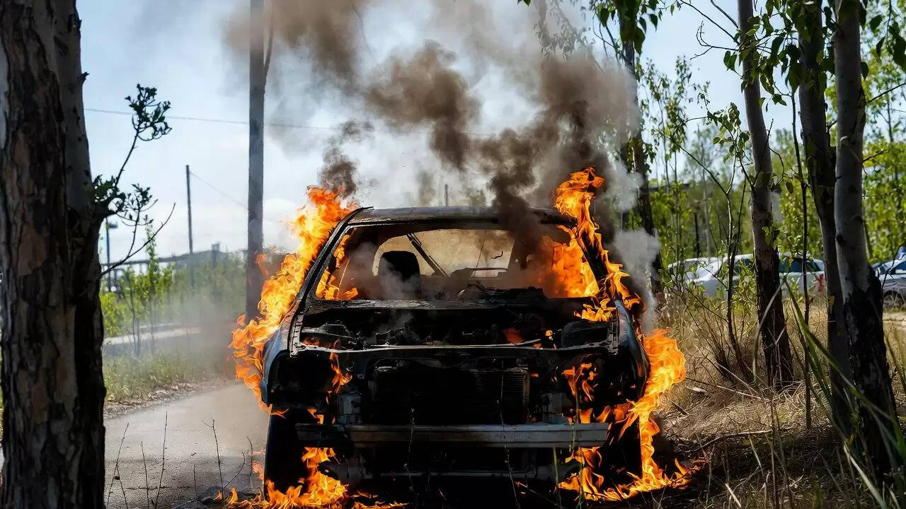 मध्य प्रदेश में मर्सिडीज कार में आग लगने से श्रद्धालुओं की जान बची