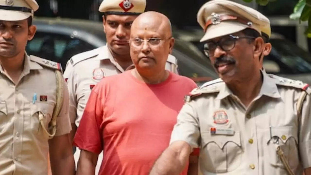 स्वामी चैतन्यानंद पर गंभीर आरोप: यौन शोषण और ब्लैकमेलिंग की जांच जारी