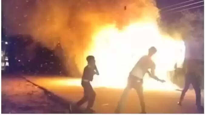 शाहजहांपुर में कांवड़ियों ने डीसीएम को आग लगाई, मांस की आशंका पर हंगामा