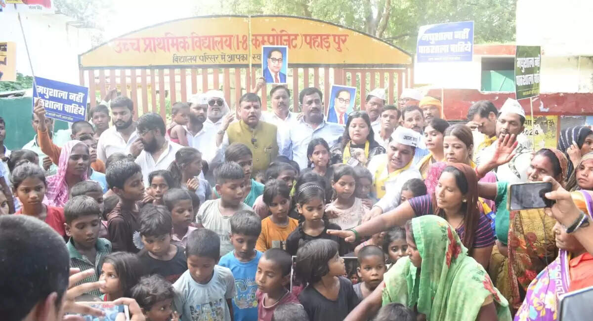 आम आदमी पार्टी का 'स्कूल बचाओ अभियान' उत्तर प्रदेश में सक्रिय