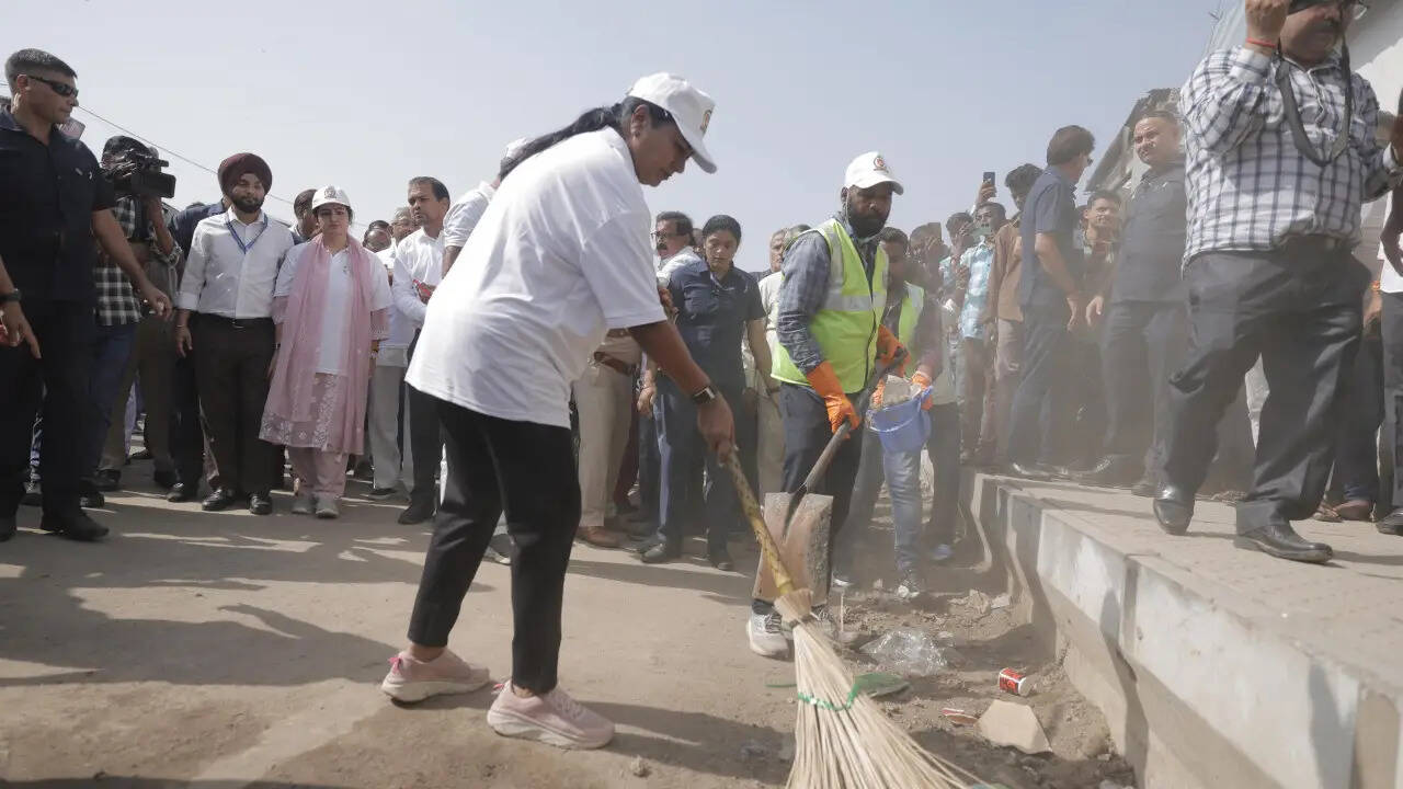 दिल्ली में गांधी जयंती पर स्वच्छता अभियान में मुख्यमंत्री रेखा गुप्ता की सक्रियता