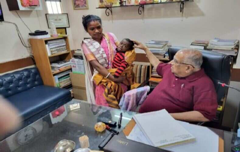 विधायक ने कराया डॉ एचपी नारायण से कुपोषित बच्चे का इलाज