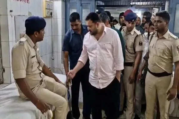 तेजस्वी यादव का काफिला ट्रक से टकराया, तीन सुरक्षाकर्मी घायल