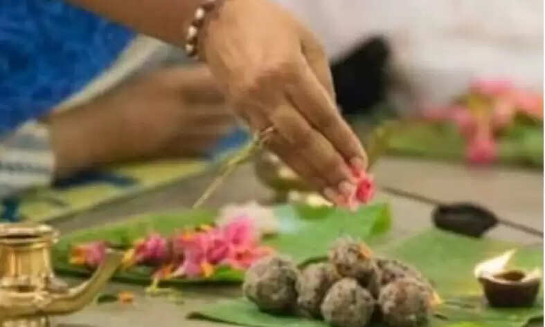 पितृ विसर्जन 2025: पितरों की विदाई का धार्मिक अनुष्ठान