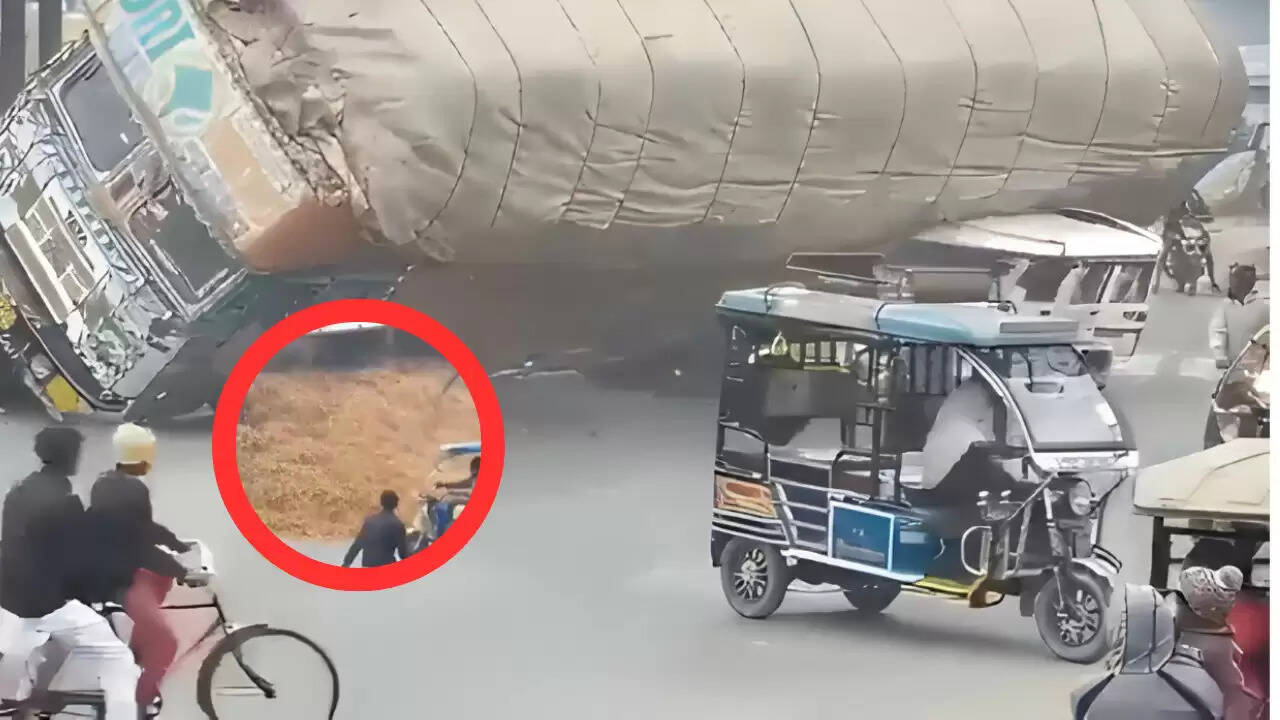 रामपुर-नैनीताल हाईवे पर ट्रक पलटने से हुई भीषण दुर्घटना